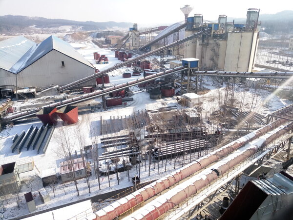 俯瞰雪中水泥厂