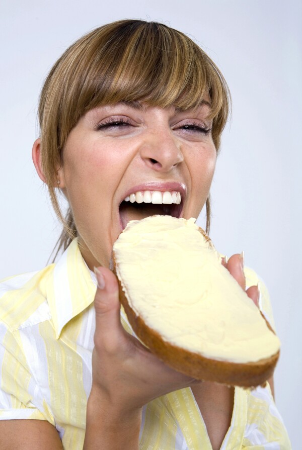 吃面包的女人图片