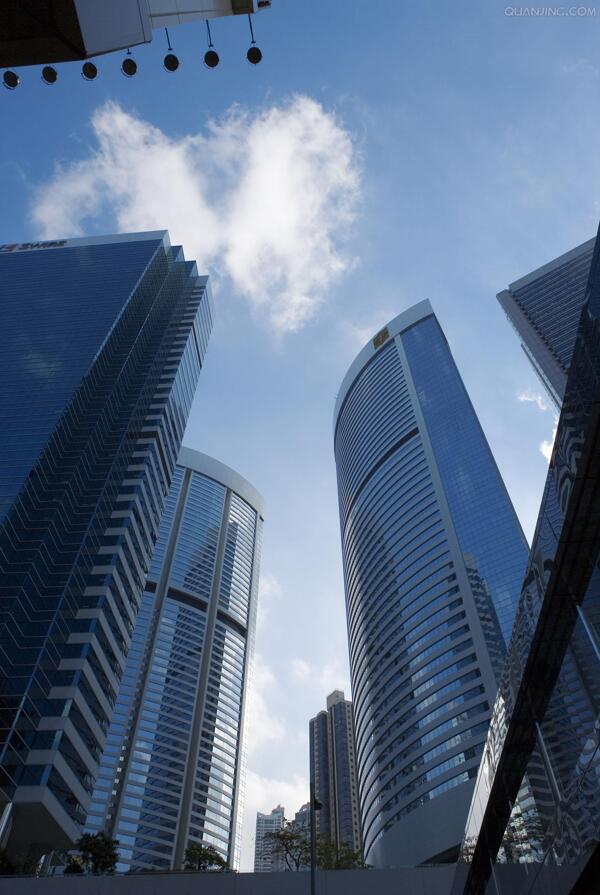 城市大楼仰拍蓝天图片
