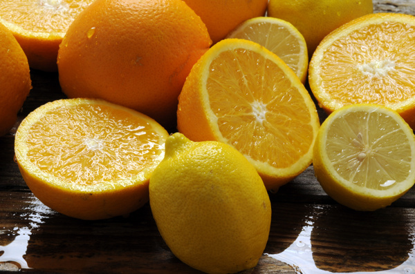 新鲜柠檬与橙子图片
