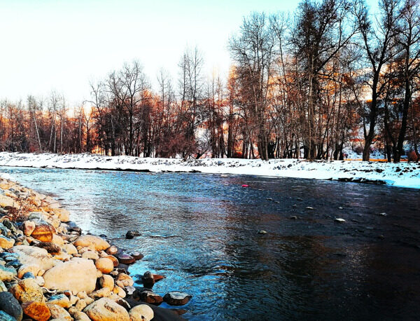 新疆冬季河水