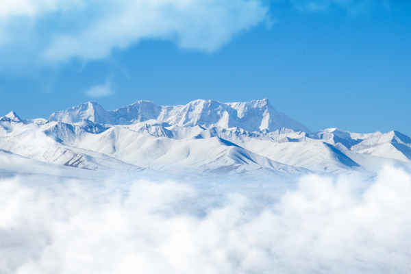 雪山云雾旅游背景海报素材图片