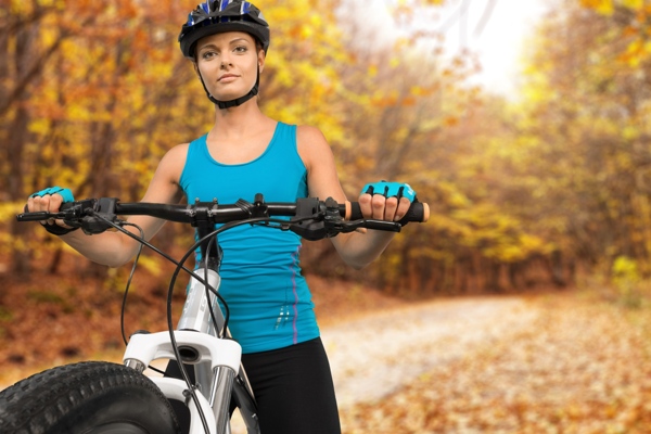 枫树林推着自行车的运动美女图片
