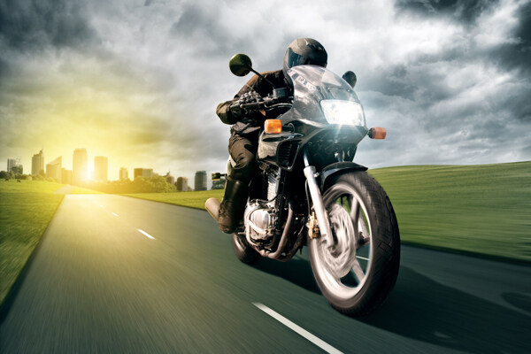 高速行驶的摩托车图片