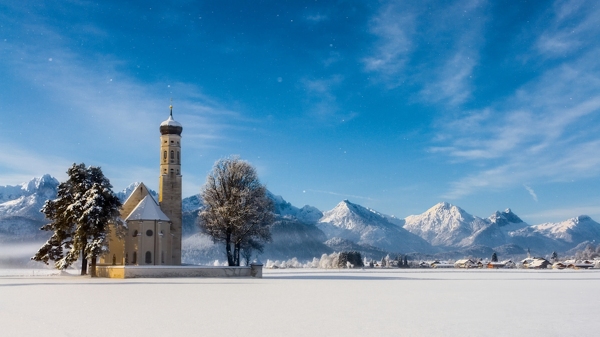 冬天阿尔卑斯山教堂雪景