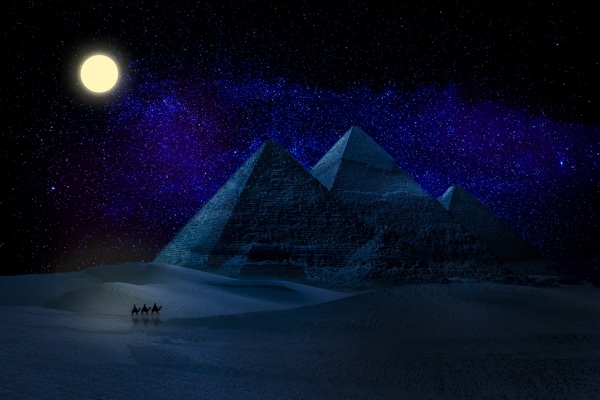 夜深下的金字塔月亮星星行人壁纸