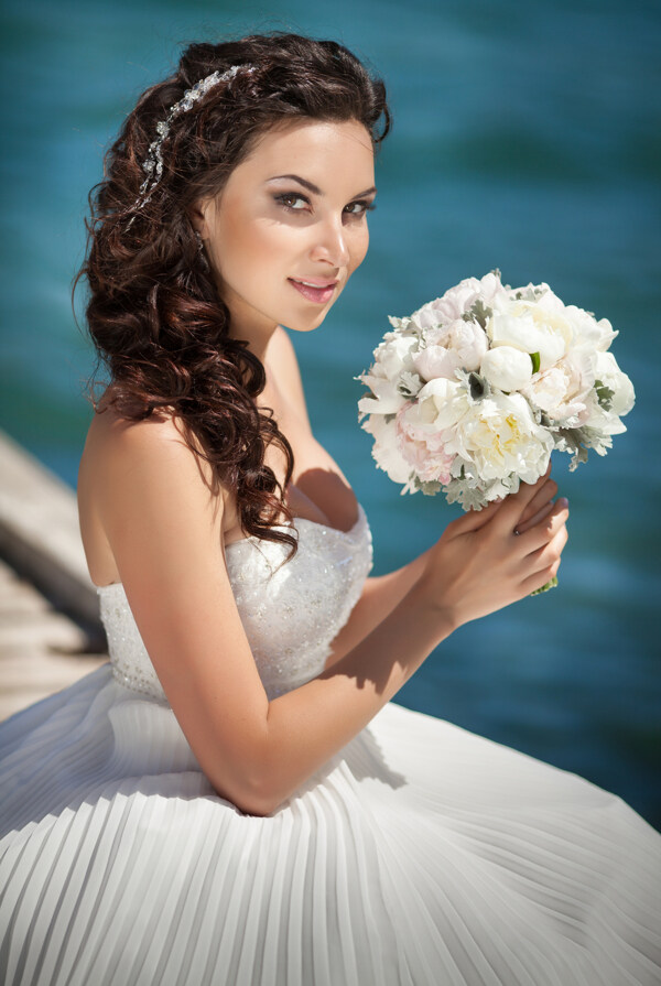 手拿鲜花的漂亮新娘图片