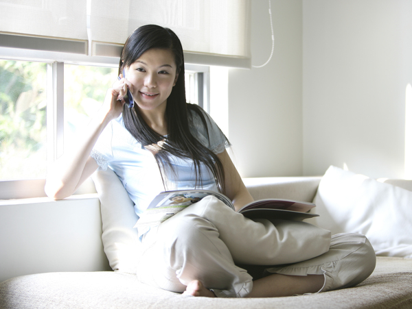 正在打電話的女人圖片