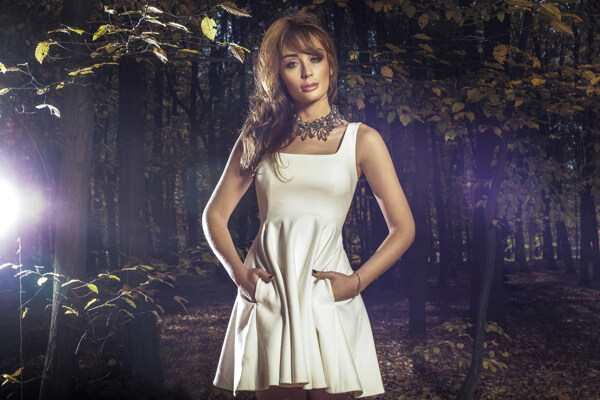 树林里穿白裙的美女图片