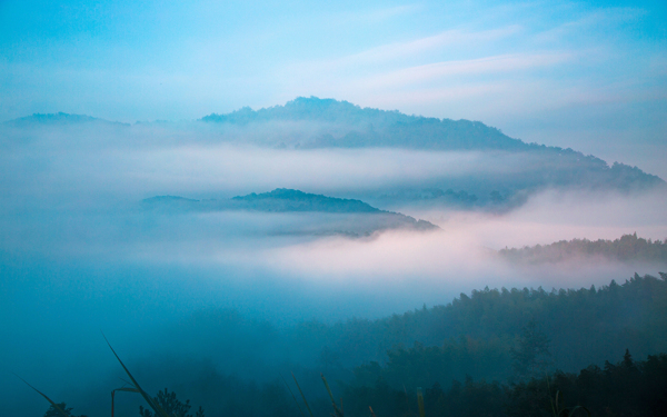 山雾缭绕唯美风景