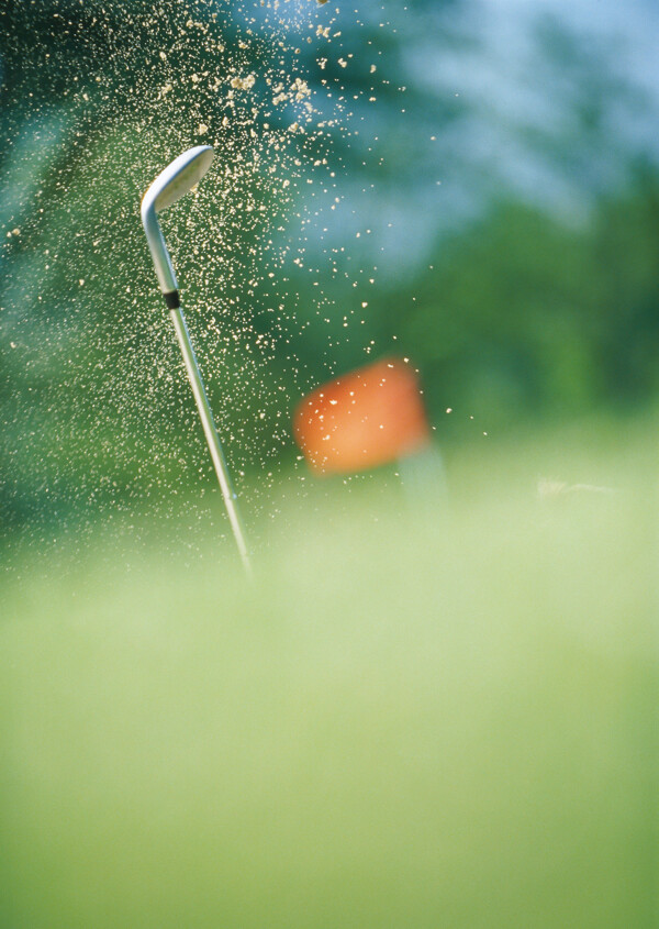 高尔夫球带起的尘土图片