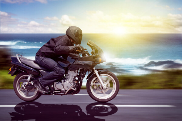 道路上飞驰的摩托车图片