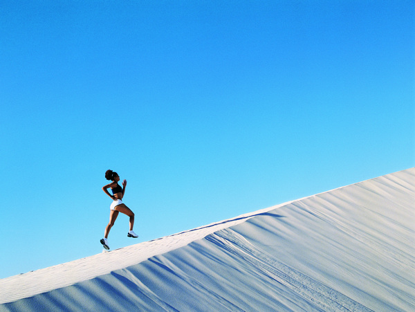 沙漠中跑步的女人图片