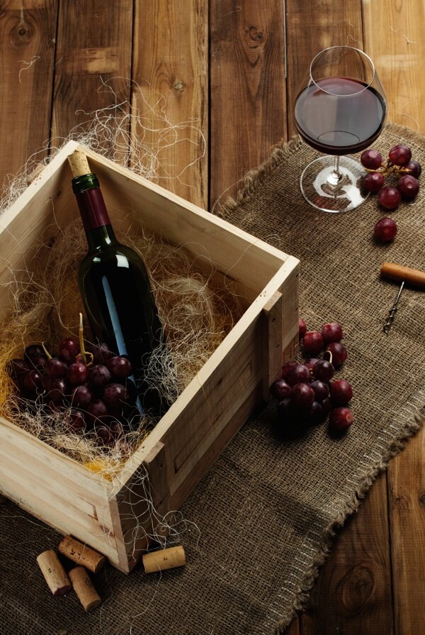 葡萄酒与新鲜葡萄图片