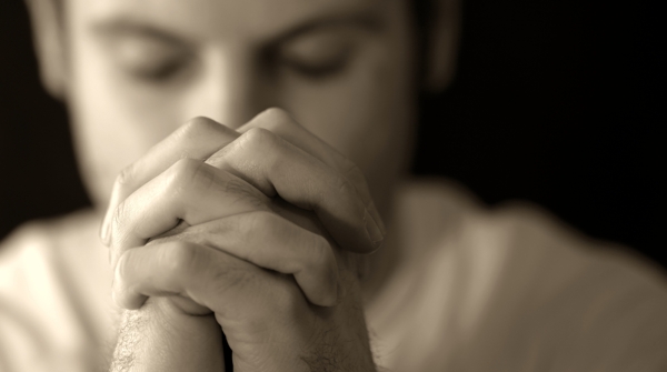 祈祷的男性图片
