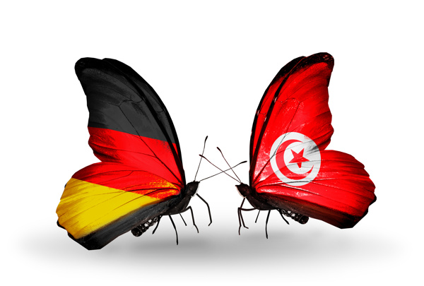 蝴蝶身上的德国与突尼斯国旗图片
