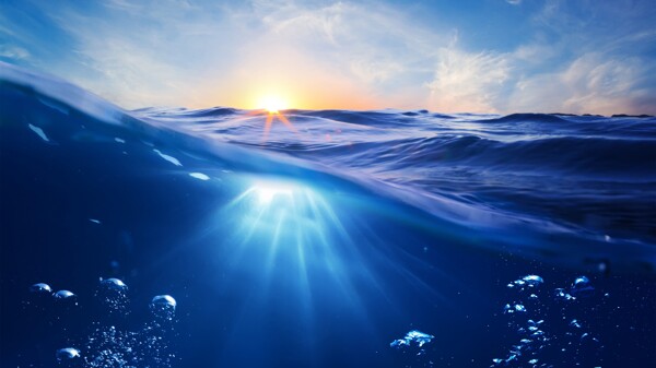 太阳海平面阳光穿透海水耀眼夺目