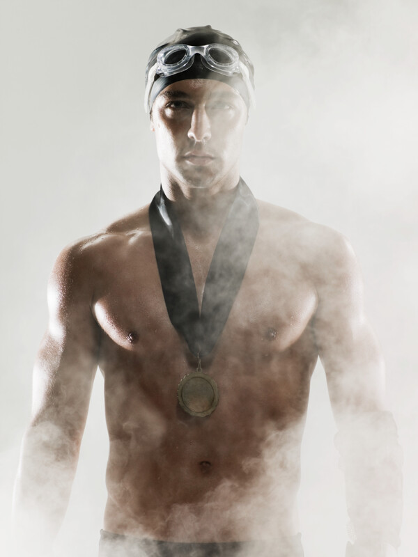 戴奖章的强壮游泳运动员图片