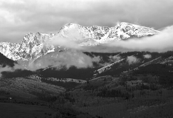 黑白山峰风景图片