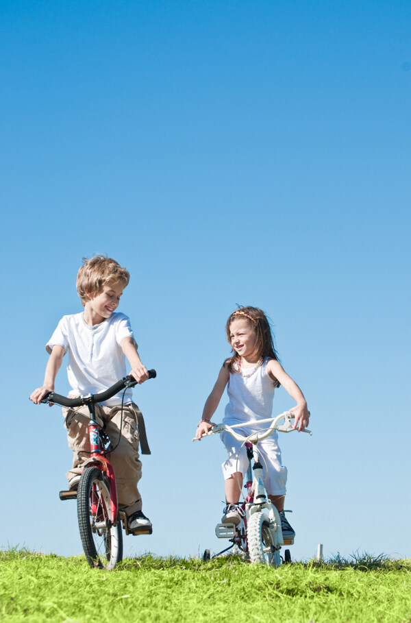 骑自行车的小孩图片