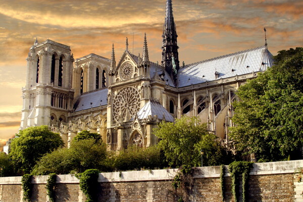 黄昏的巴黎圣母院图片