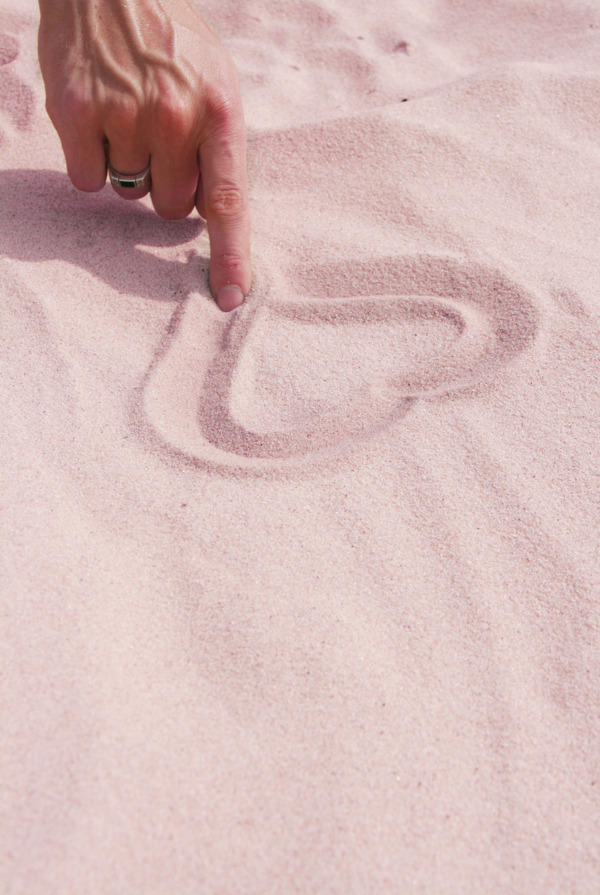 手绘的心在海滩上的沙子