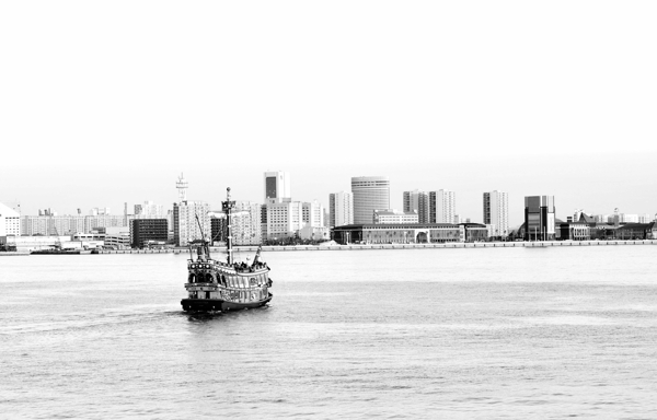 神户海滨海盗船驶向远方黑白版图片