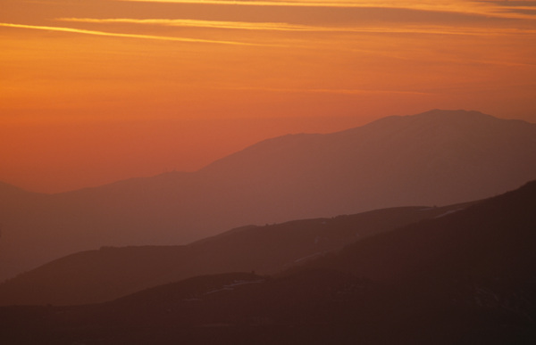 夕阳西下高山景色图片