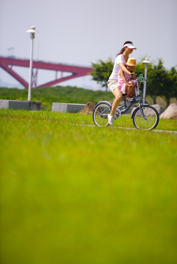 親子休閑腳踏車(chē)自行車(chē)腳踏車(chē)賽車(chē)戶(hù)外運(yùn)動(dòng)車(chē)道風(fēng)景草坪