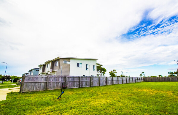 澳洲的白色房子栏杆和草地