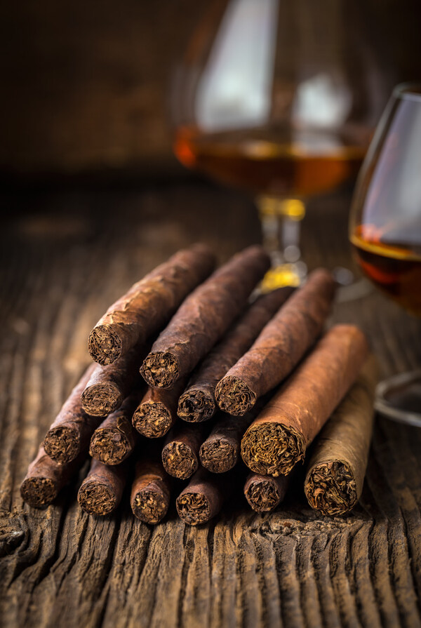 木板上的洋酒与雪茄