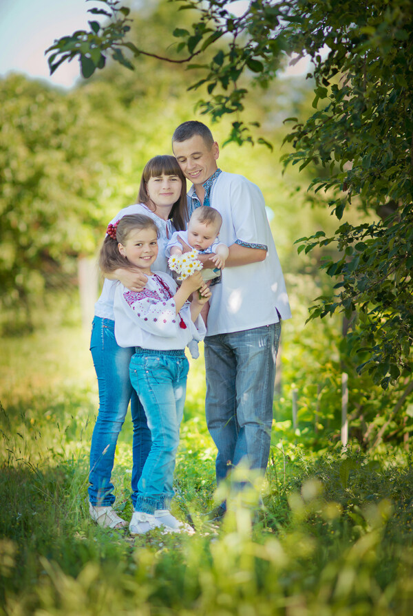 公园树林下的开心一家人图片