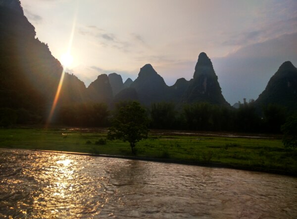 桂林阳光照耀下的群山图片