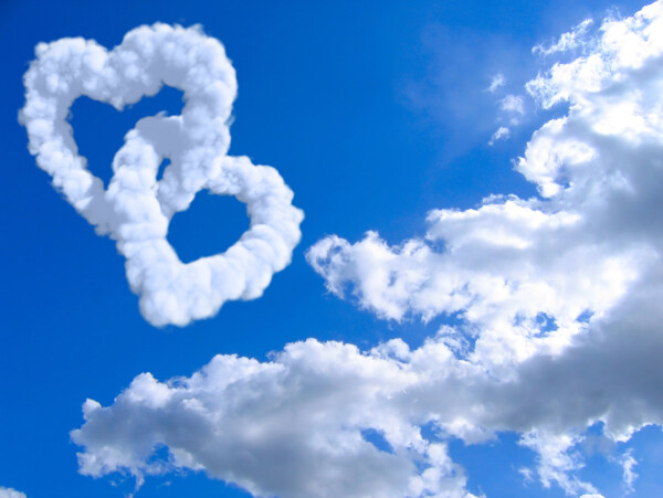 空中套在一起的心形云朵图片