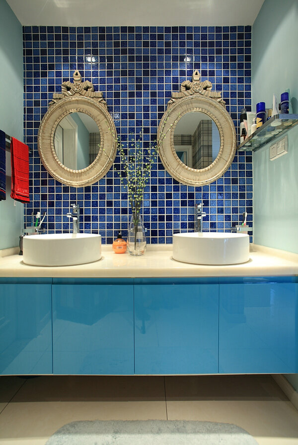 时尚感卫生间蓝色格子背景墙室内装修效果图