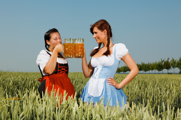 啤酒节的两个女孩图片
