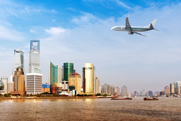 海邊城市和飛機圖片