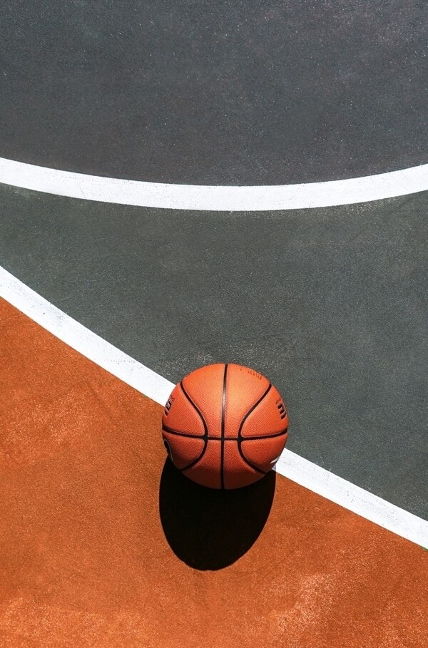 球场上的篮球