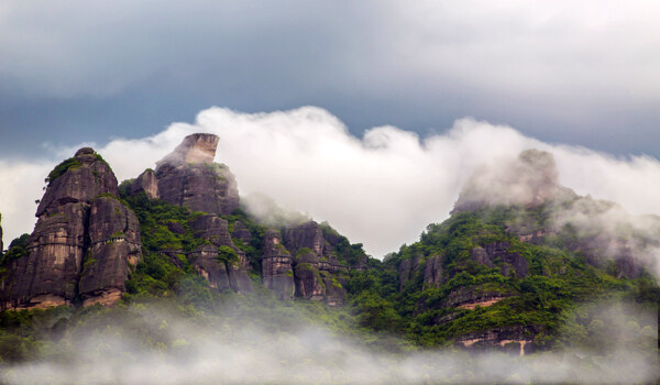 雾气缭绕的龙川霍山