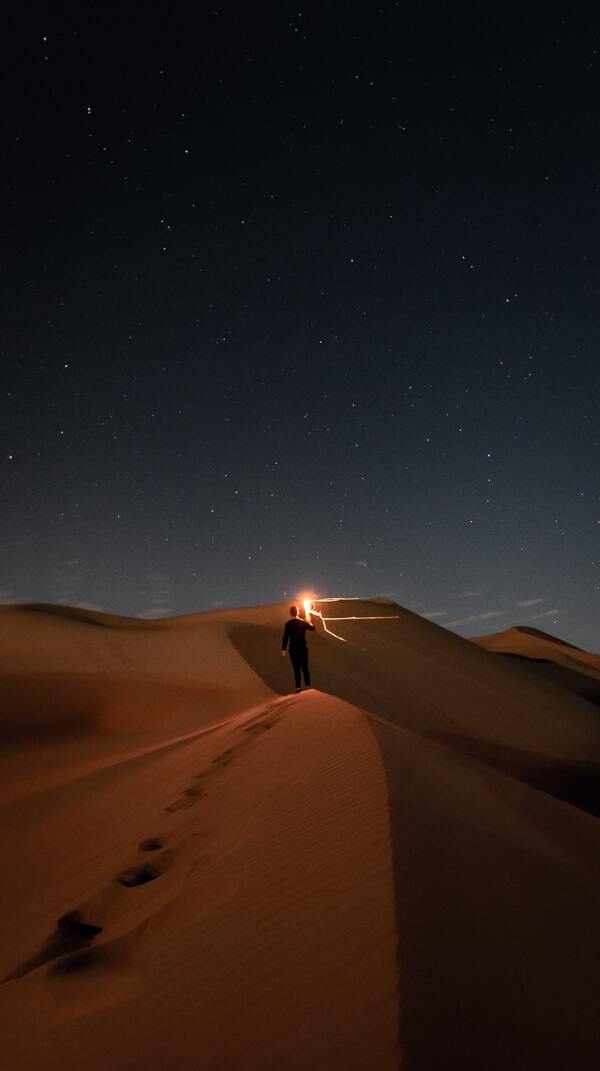 沙漠拿照明棒的人图片