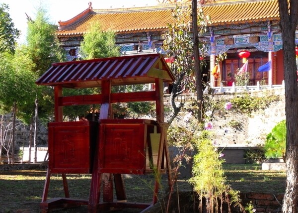 楚雄紫溪山木制垃圾箱圖片