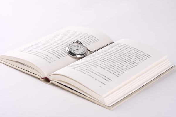 書(shū)籍和懷表圖片