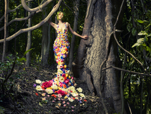 树林里的花裙美女图片