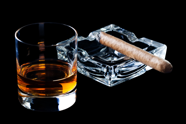 威士忌酒与雪茄图片