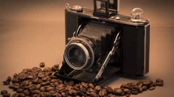 咖啡豆与老式照相机