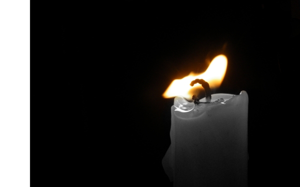 颤抖的燃烧着的蜡烛