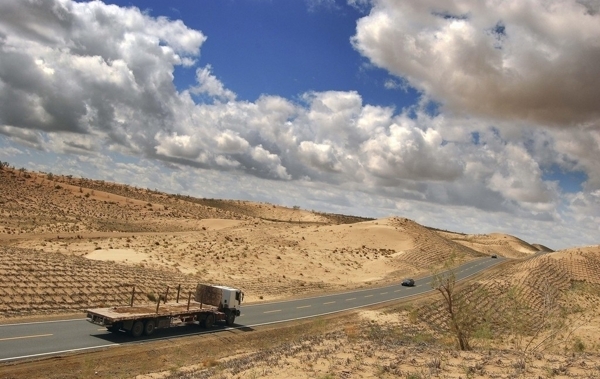新疆沙漠中的公路图片