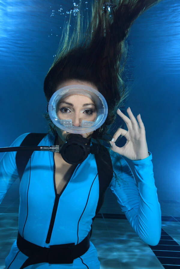 大海潜水做OK手势的美女图片