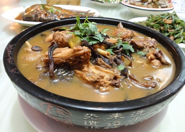 小雞燉蘑菇圖片