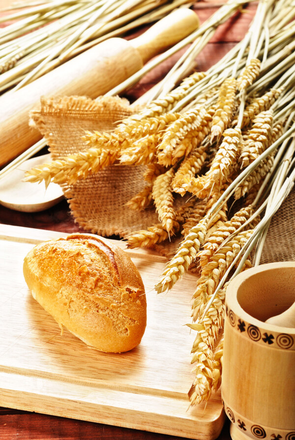 案板上的面包和麦穗擀面杖